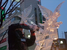 氷彫刻の作成中