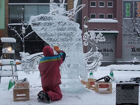 氷彫刻最後の仕上げ