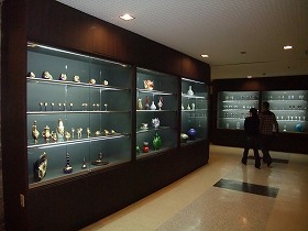 ベネチアグラスなどを展示