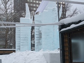 氷像の裏