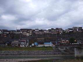 井田川からみた八尾