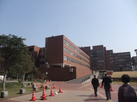 人間系学系棟を望む