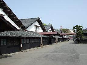 山居倉庫正面