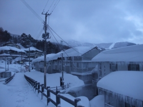 吹雪の後の蔵王温泉街