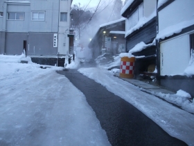 温泉が作った道